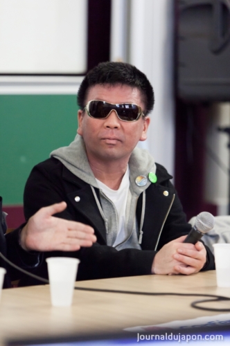 Avec les lunettes de soleil : Gen Urobuchi- Photo Florian Lambert Avec les lunettes de soleil : Gen Urobuchi- Photo Florian Lambert