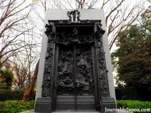 Reproduction de "la porte de l'enfer" de Rodin devant le musée des beaux-arts occidentaux