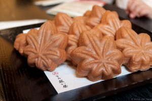 Des momiji manju, pâtisseries à la pâte de haricot rouge Des momiji manju, pâtisseries à la pâte de haricot rouge