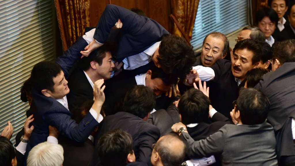 Mêlée au parlement Japonais, lors de l'adoption des réformes de la défense...