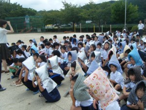 Des écoliers portant des Bôsaizukin durant un exercice d'évacuation