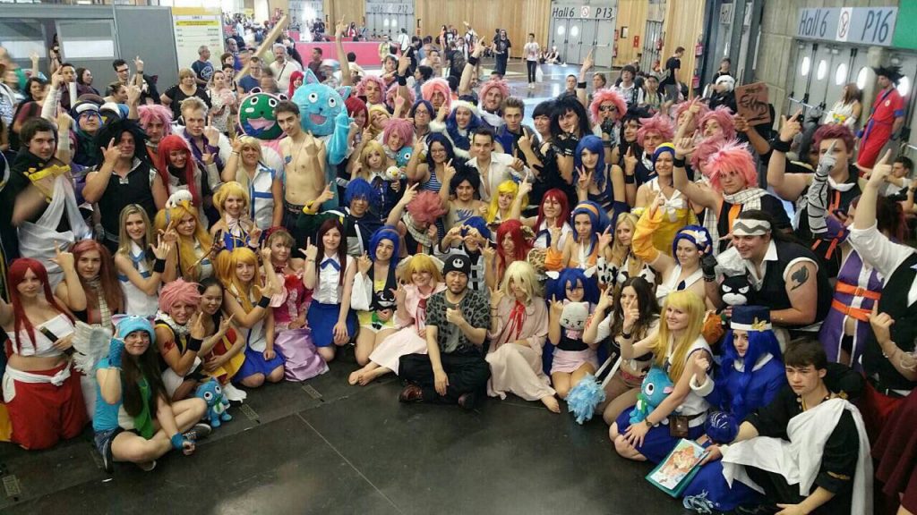 L'auteur en compagnie de cosplayeur, à la Japan Expo 2016 © Twitter, Hiro Mashima