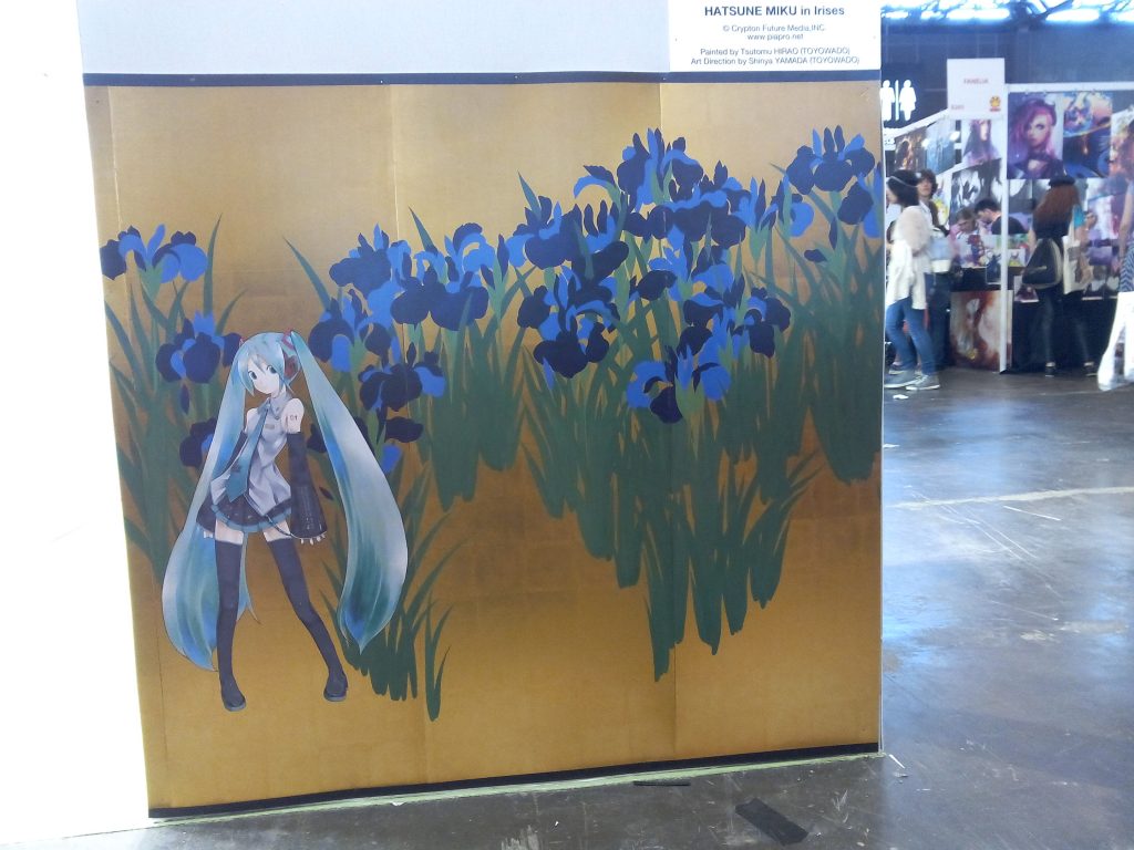Hatsune Miku dans les Iris ©TOYOWADO (reproduction)