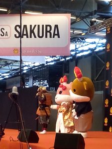 Merugyu & Merumomo, mascottes officielles de la ville d'Oyabe, scène Sakura à Japan Expo