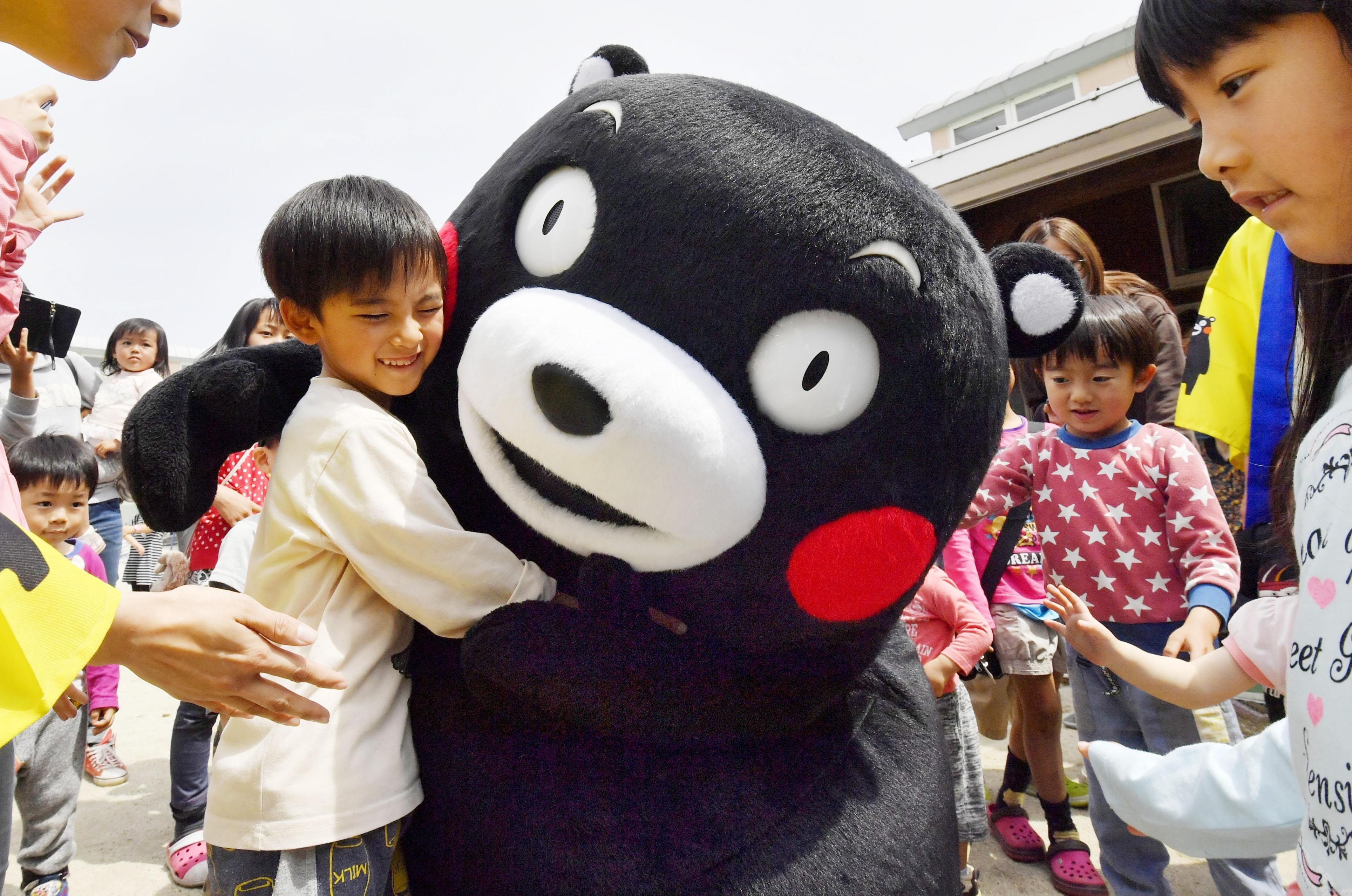 Kumamon réconforte un enfant après le séisme de Kumamoto ©Japan Times