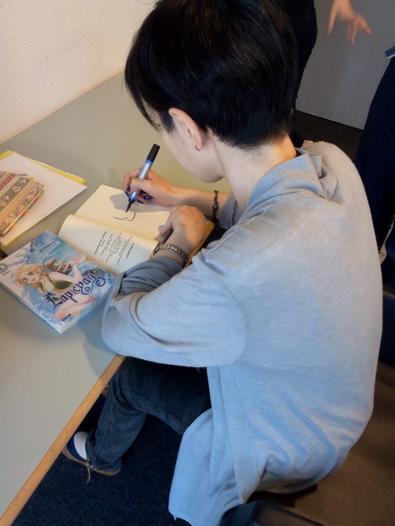 LINCO dédicace son manga.