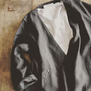 Un vêtement SRAXJIJI © Instagrame Nagi