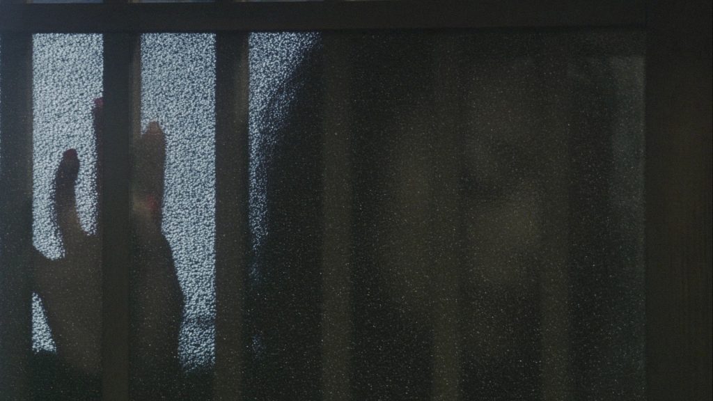 La mère de Mami, véritable source d'horreur dans un des plans évoquant The Shining