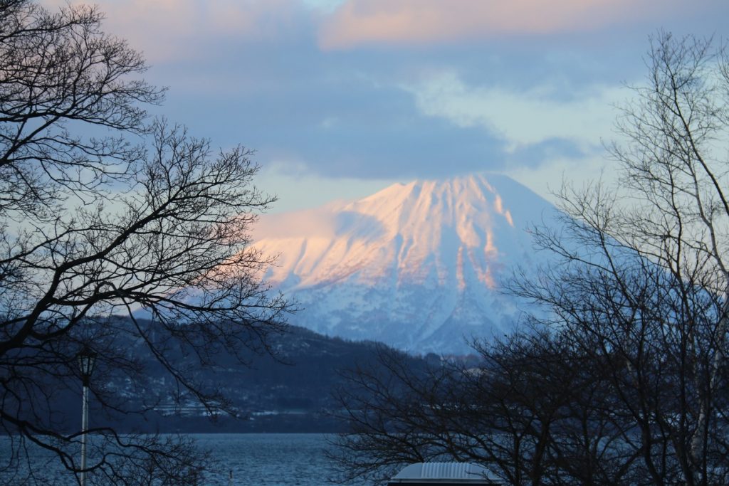 Le lac Toya a pour reflet, les montagnes alentours. Crédits: Engeline Eng