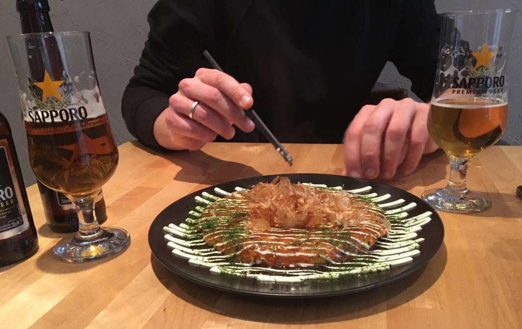 Okonomiyaki au calamar chez Moshi Moshi