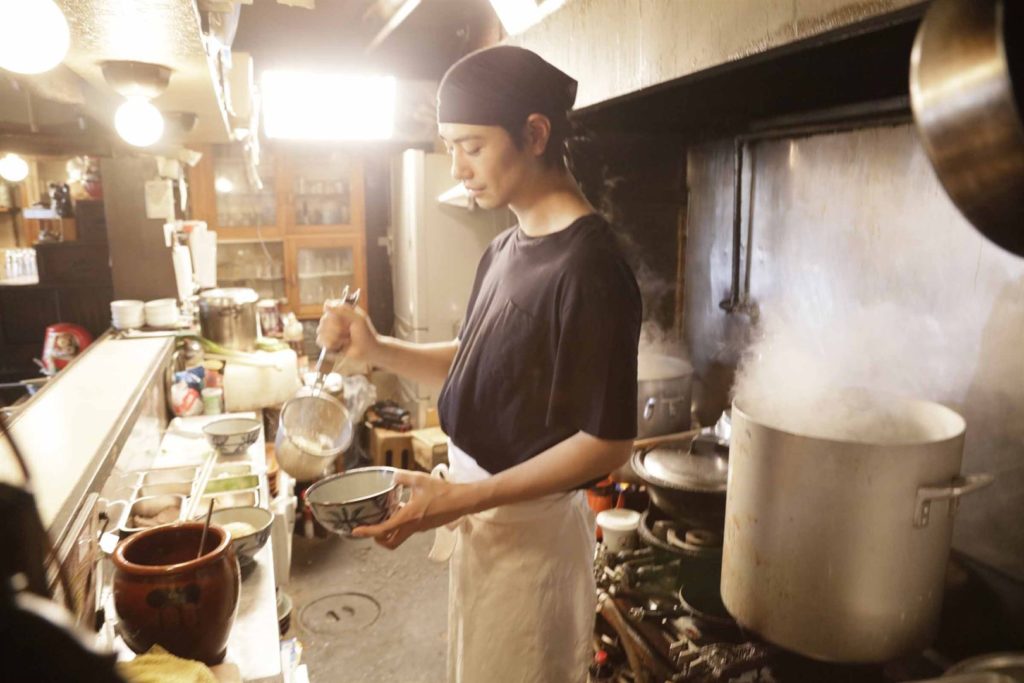 Masato (Takumi SAITOH) en cuisine ©Art House