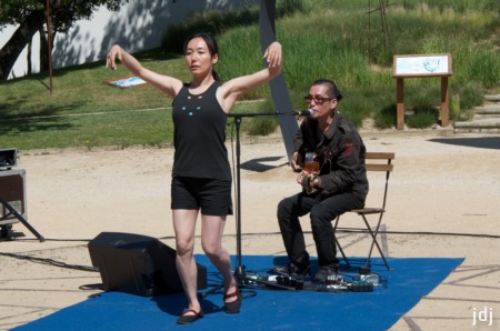 Jiro Matsumoto et Ikuyo Kuroda dans le cadre vendéen du Jardin du Vent -Photo Céline Maxant Jiro Matsumoto et Ikuyo Kuroda dans le cadre vendéen du Jardin du Vent -Photo Céline Maxant