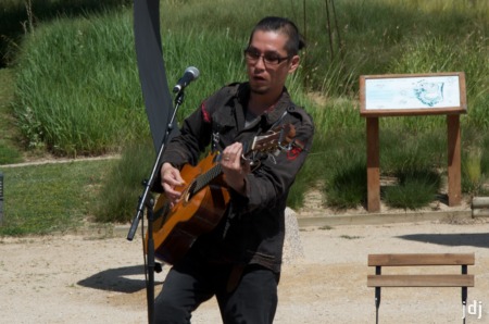 Jiro Matsumoto et sa guitare folk --Photo Céline Maxant-- Jiro Matsumoto et sa guitare folk --Photo Céline Maxant--