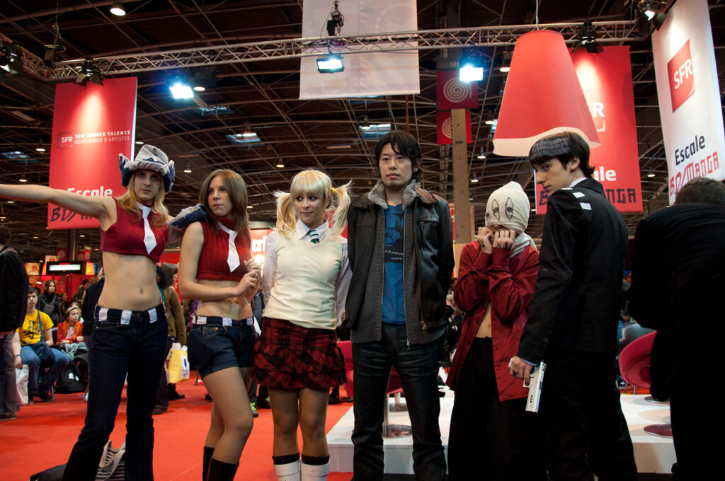 Atsushi Ōkubo aux côtés de Maka, Asura,
Death the Kid et les jumelles Thompson
--Photo Julien Tartarin--