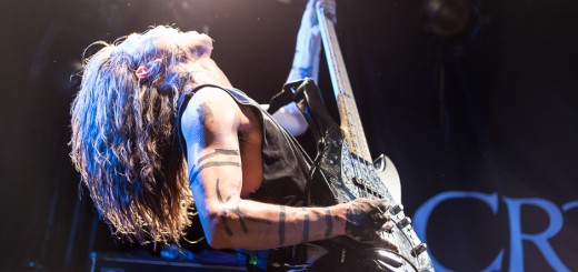 Hiroki, bassiste de Crossfaith, par Lōlu Photography