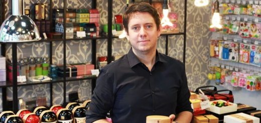 Thomas Bertrand co-fondadateur de Bento&Co, dans la boutique de Kyoto