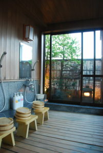 Avant de rentrer dans les bains on prend le temps de se laver - Photo de Maarten Heerlien (Flickr)