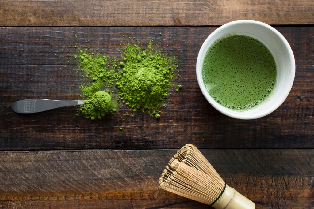 Le thé matcha se présente sous la forme d'une poudre verte - Photo de Matcha & CO (Unsplash)