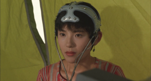 Megumi OKADA et son casque télépathique dans Godzilla Vs Spacegodzilla