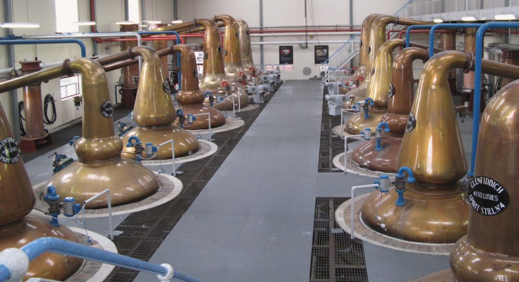 Les alambics sont tous de la même taille. Crédits: flaviar