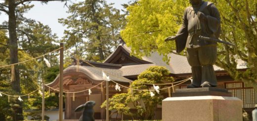 Statues représentant l'épisode de la rencontre d'Ōkuninushi et du lapin d'Inaba – Photo prise au grand sanctuaire d'Izumo (Izumo Taisha) - Blog Découvrez Matsue