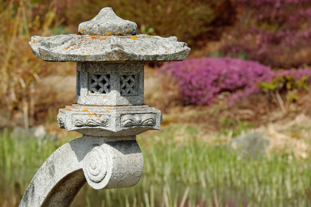 jardin japonais à la maison Japanese-lamp-2243881_1920-1024x683