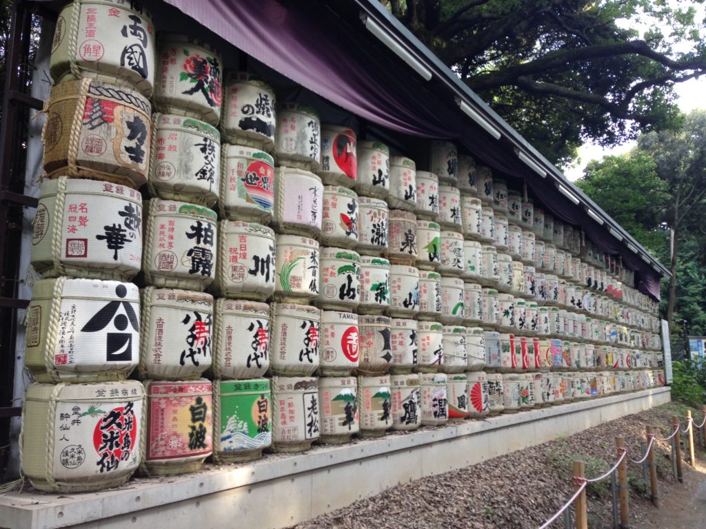 Tonneaux de saké à l'entrée du parc