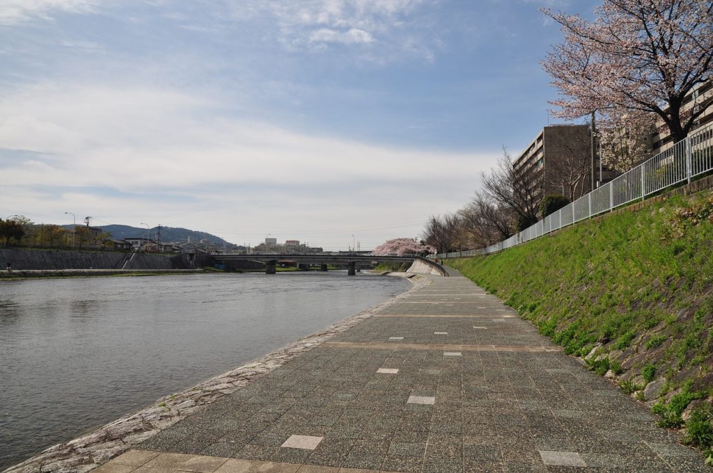 La kamogawa est le lieu idéal pour se promener à pied. Crédits : s9031015