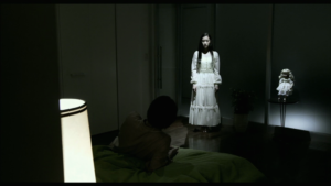 La femme filmée comme une apparition dans Shokuzai, 2013 ©WOWOW