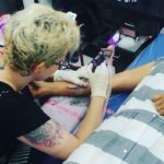 Hachi, la tatoueuse, en plein travail
