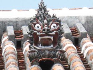 Shisa sur les toits à Okinawa