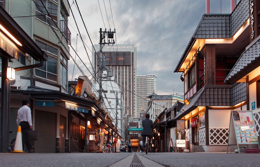 Quartier d'Asakusa, où se trouve beaucoup d'auberges / Photo Claudio Guglieri - Unsplash