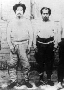 Onisaburo Deguchi et Morihei Ueshiba menottés en Mongolie