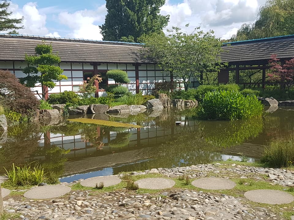 Île de Versailles - maison de style japonais entourée d'eau et d'arbres