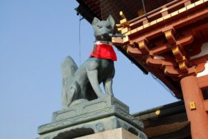 Statue de renard au foulard rouge, au temple de Fushimi Inari Taisha de Kyôto