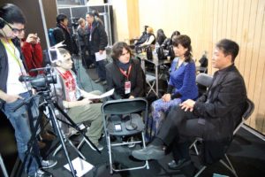 L'équipe de Toku Scope en pleine interview des acteurs Hiroshi WATARI et Yumiko FURUYA