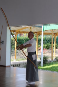 Claude Luzet en pleine présentation de kyudo, kyudojo de Noisiel
