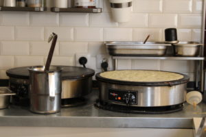 Crêpière du restaurant Mayya bar à crêpes