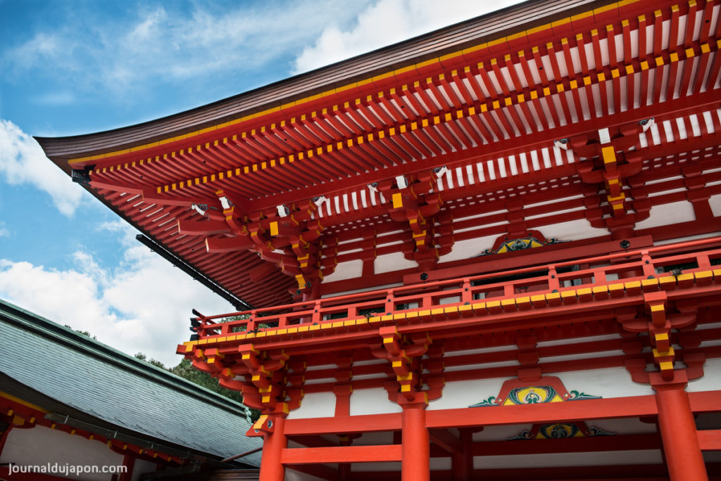 Le sanctuaire Ômi et son portique d'entrée.