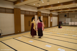 des compétitrices habillées en kimono pour l'occasion, comme Chihaya
