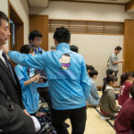 Hikaru-kun sur les blousons du personnel de la mairie d'Otsu, lors d'une compétition internationale de Karuta