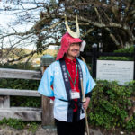 Un guide au château de Hikone. Il porte le fameux casque cornu des seigneurs de la famille Ii