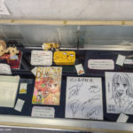 Dédicaces et dessins de Yuki SUETSUGU, auteure de Chihayafuru, au centre du Karuta.