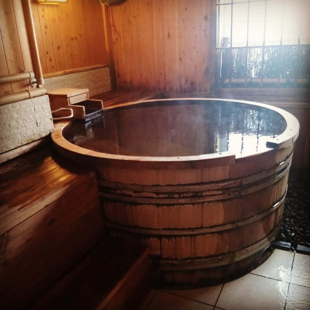 Le onsen privatif permet de profiter des sources chaudes en toute discrétion. ©mad_ctravel