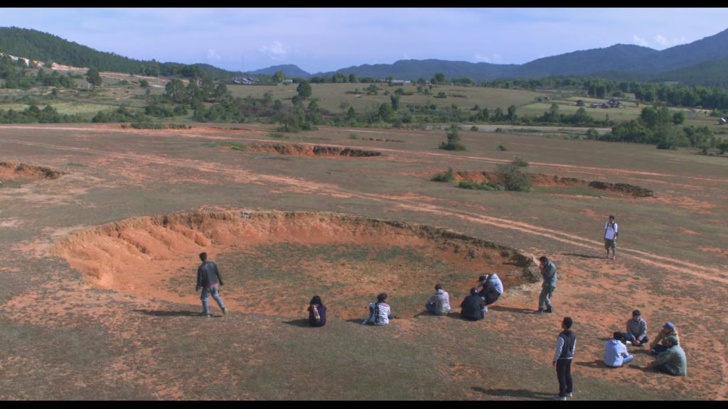 Les traces du passé : les vestiges des bombes américaines. 