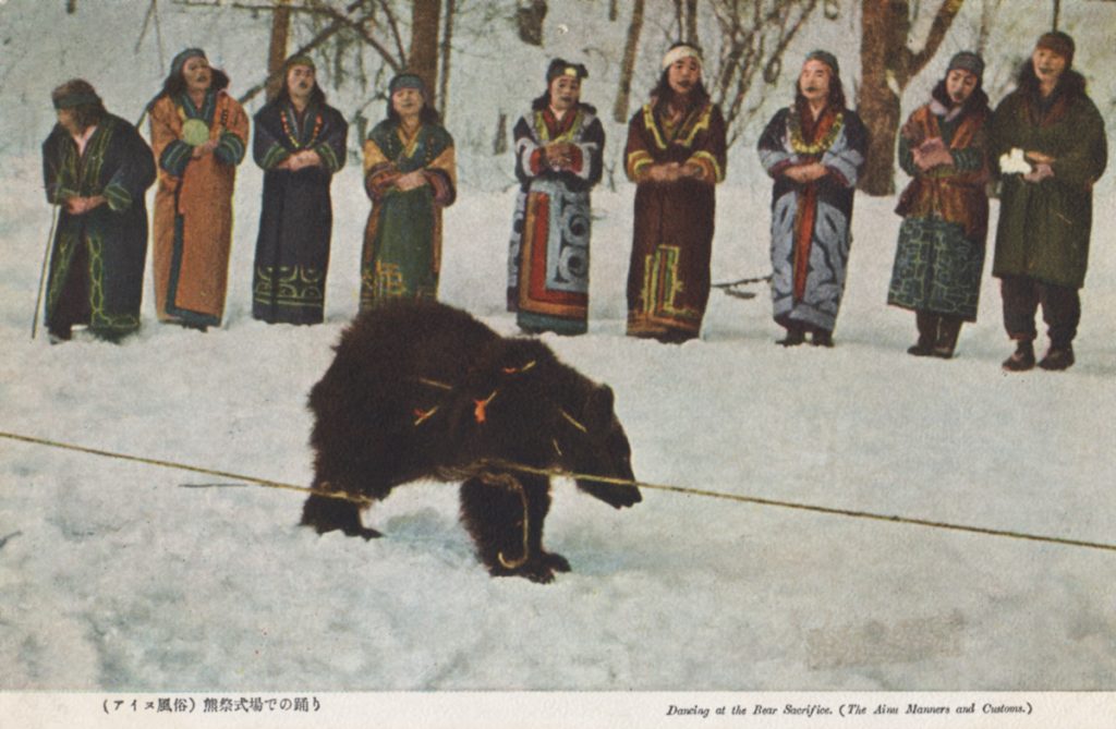 Une communauté lors du sacrifice d'un ours.