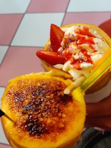 Crêpe crème brûlée et crêpe fraise chantilly chez Princess Crepe
