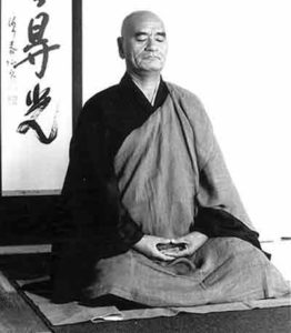Moine Taisen Deshimaru en position de méditation assise (zazen)