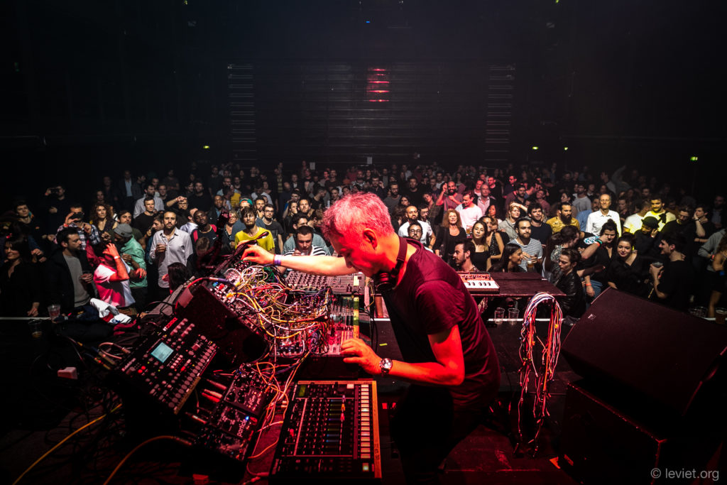 Satoshi Tomiie au milieu de ses spaghettis de câbles