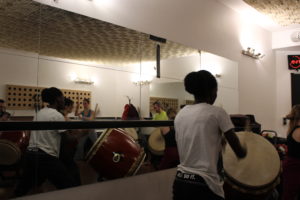 Répétition de Paris Taiko Ensemble à la veille du Festival des art martiaux